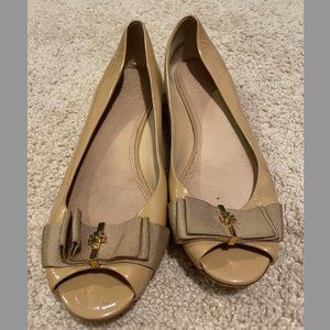 Tory Burch Beige Patent Leather Peep-toe Flats - Size 8